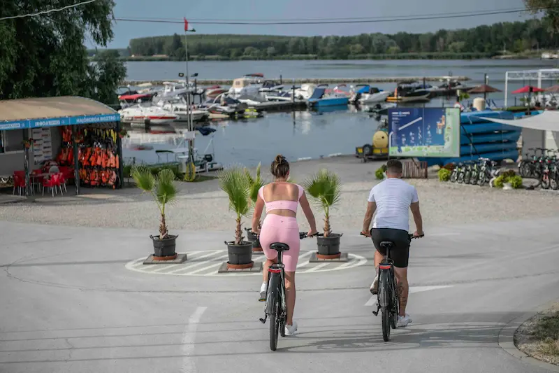 Kerékpáros megállóhely az Abádi Kikötőben