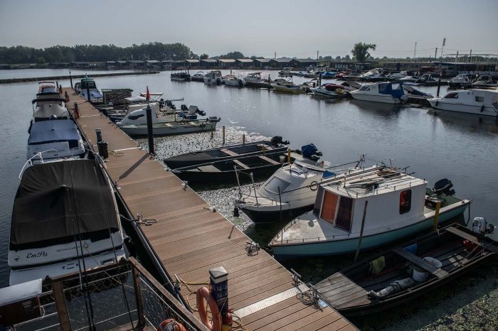 Stég és hajók kikötve