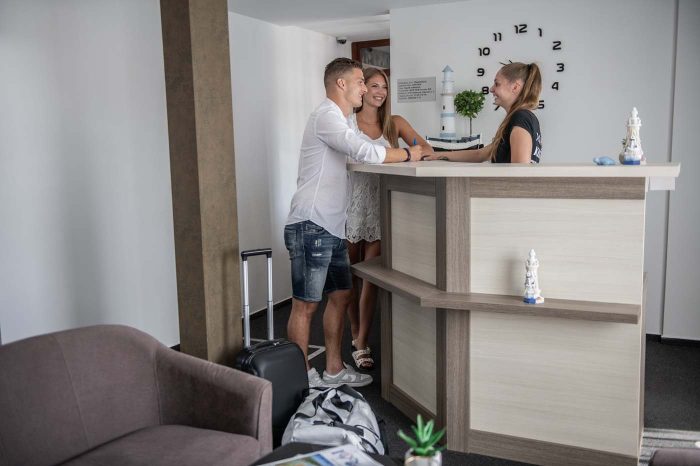 hajószállásra érkezés és recepciós