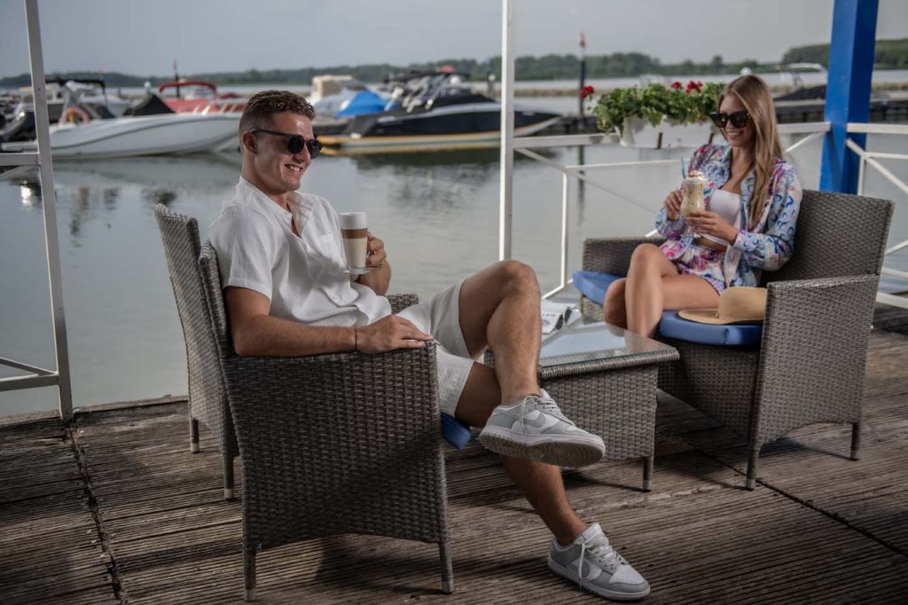 Jegeskávé a teraszon és programok a Tisza-tavon