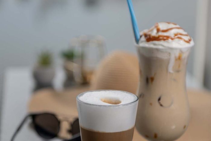 Kávé és kalap a bisztró asztalán