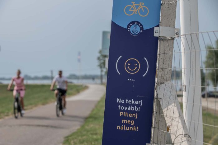 Két kerékpáros az Abádi Kikötő előtt