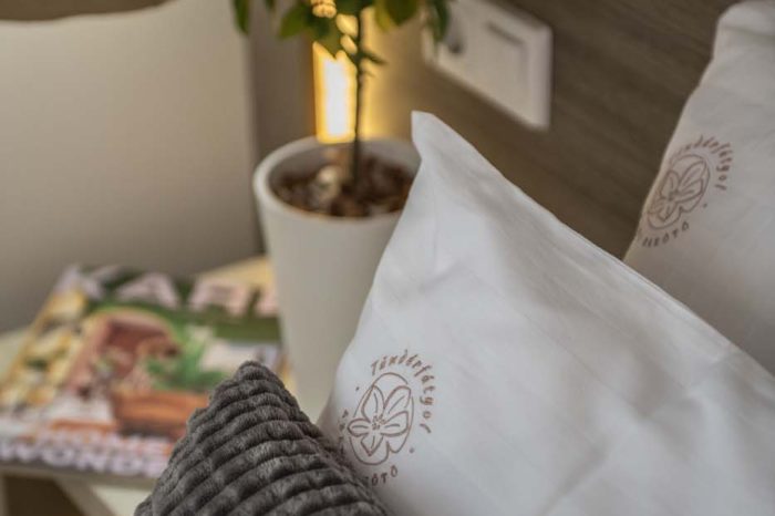 Tündérfátyol szoba elrendezés, ágy és éjjeli szekrény